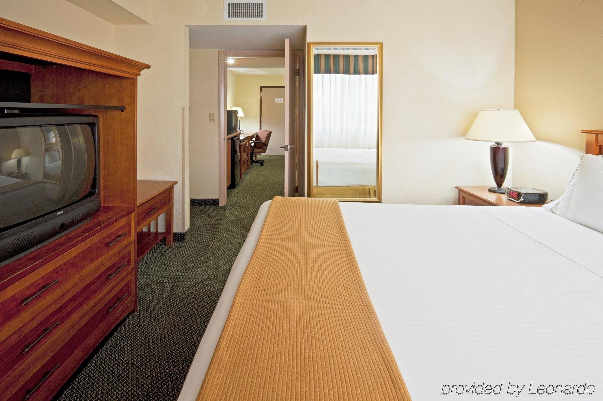 Holiday Inn Express Hotel & Suites Miami - Hialeah By Ihg Eksteriør billede