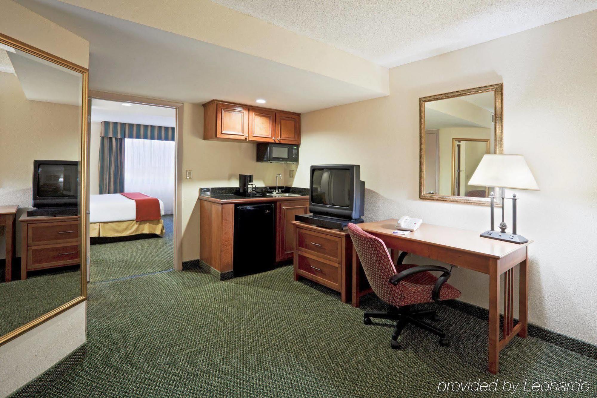 Holiday Inn Express Hotel & Suites Miami - Hialeah By Ihg Eksteriør billede