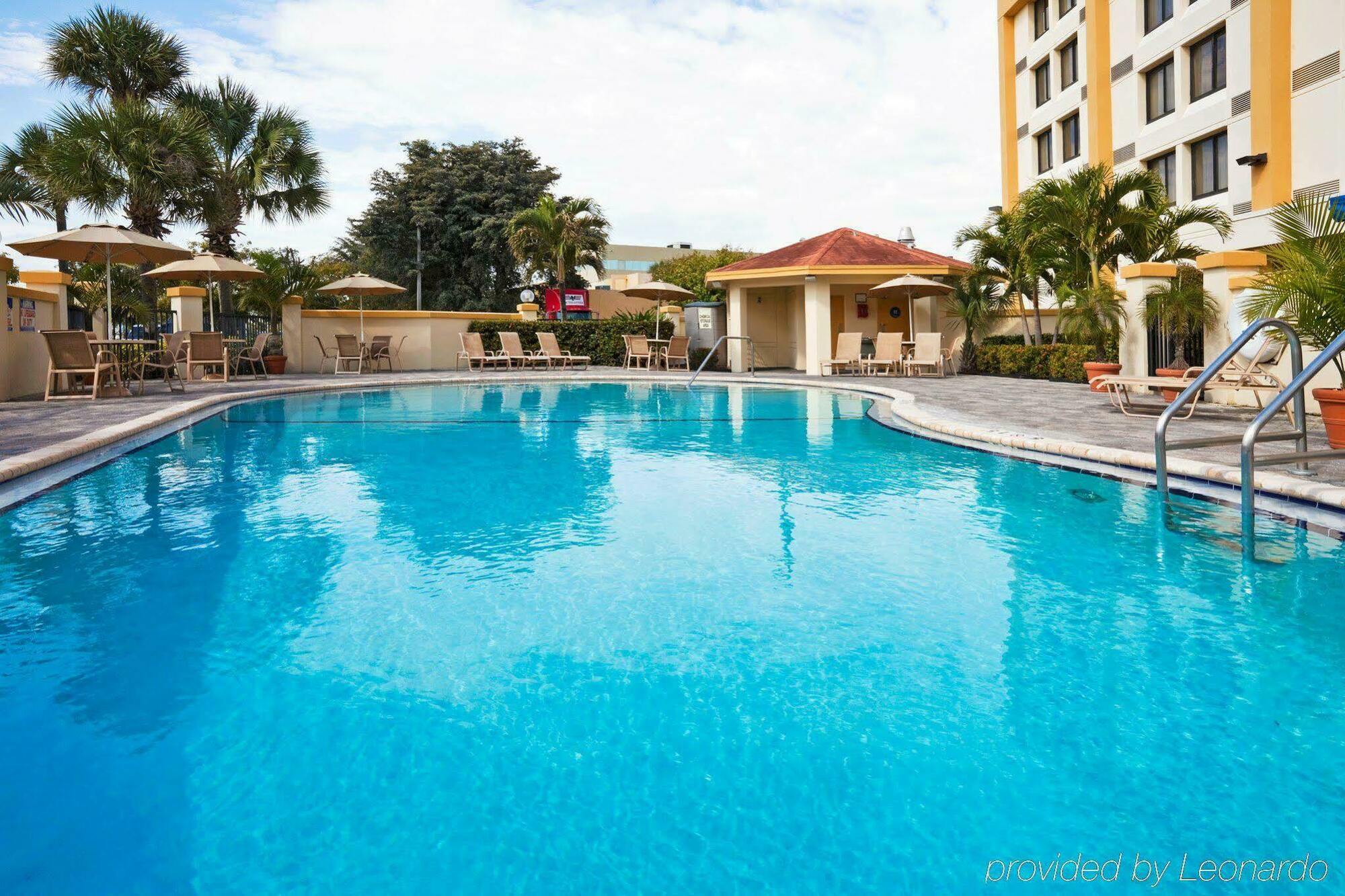 Holiday Inn Express Hotel & Suites Miami - Hialeah By Ihg Eksteriør billede